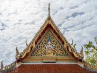 Weiße Kali Figur an vergoldetem Dachgiebel eines Tempels - Wat Chalong